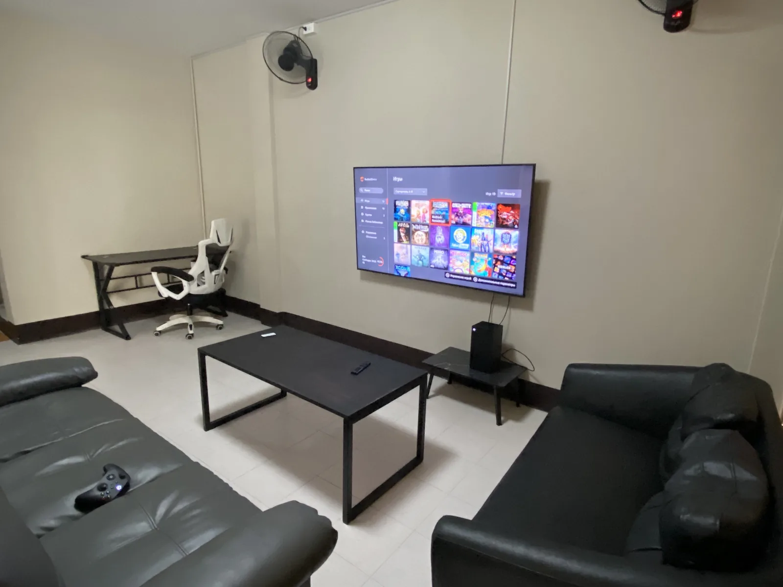 Common lounge area with sofas and TV